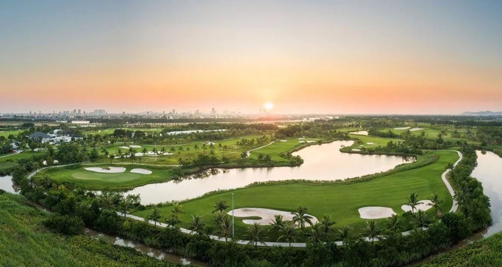 Sân golf 36 hố 16 ha tại Vinhomes Royal Island